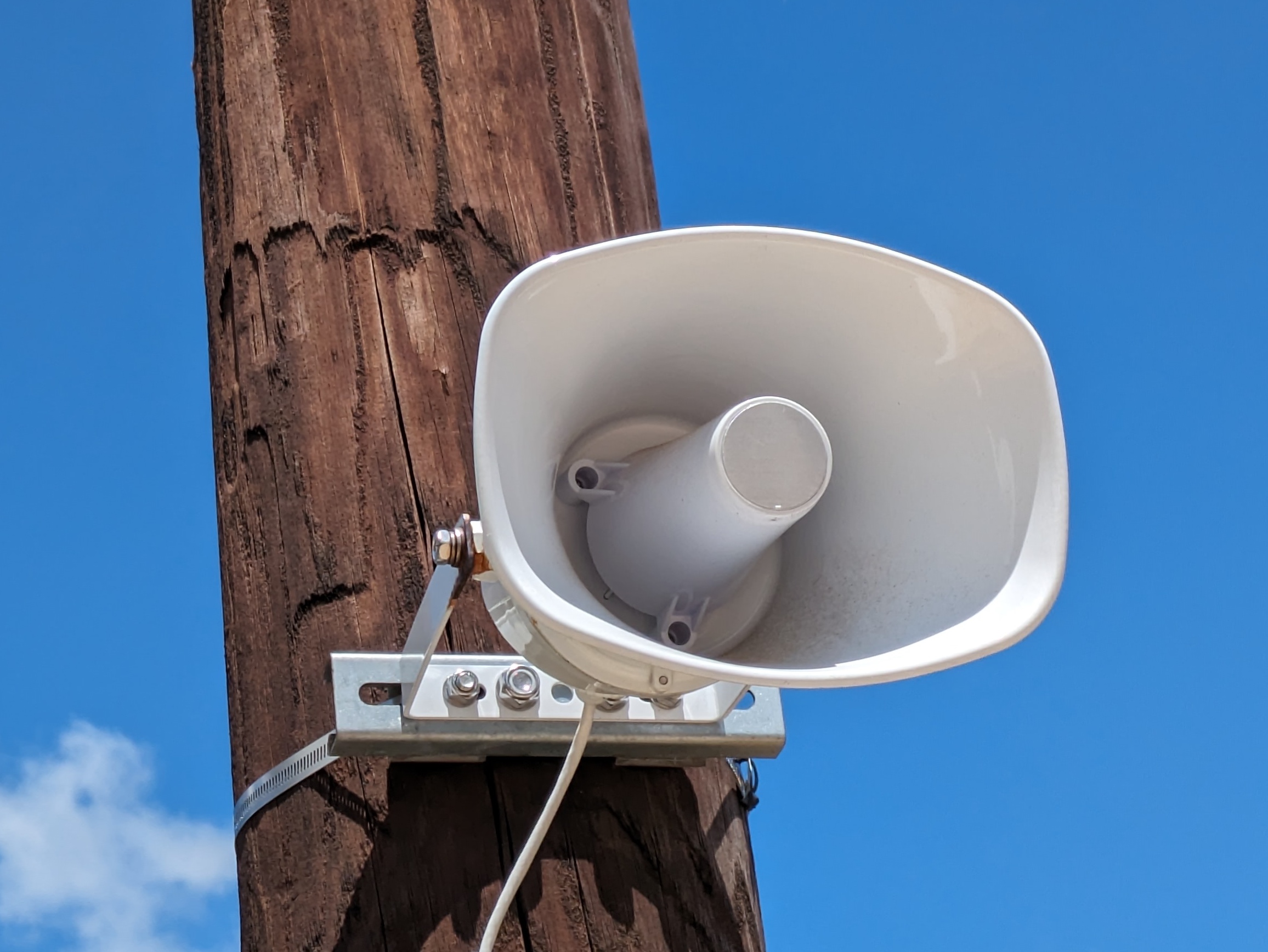 Dahua VCS-SH30 mounted on a pole